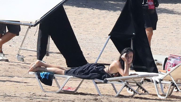 The Lost Daughter: Οι πρώτες φωτογραφίες της Dakota Johnson από τα γυρίσματα στις Σπέτσες