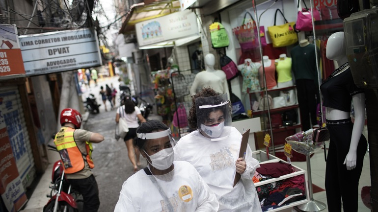 Covid-19:  Πλησιάζουν τους 159.000 οι νεκροί στη Βραζιλία