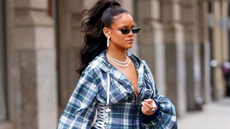 H Rihanna μόλις φόρεσε τα εκκεντρικά toe shoes του οίκου Balenciaga
