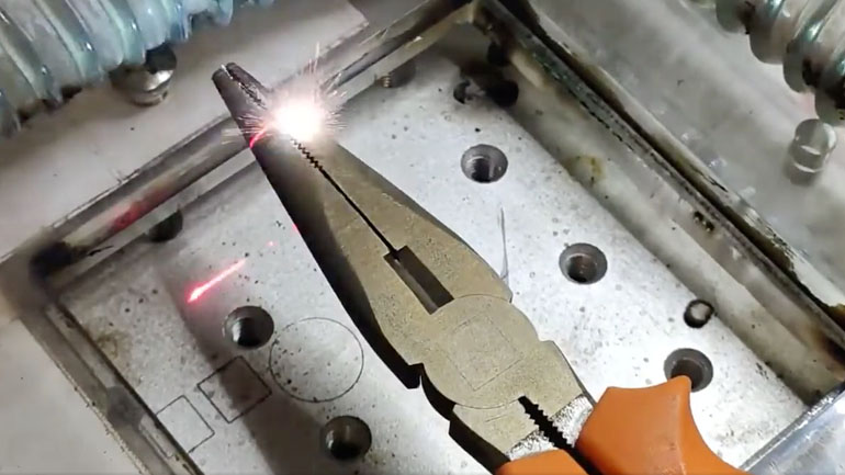 Καθαρίζοντας μια σκουριασμένη πένσα