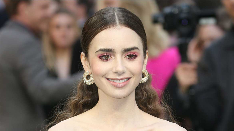 Η Lily Collins απαντάει στις κριτικές για το «Emily in Paris»