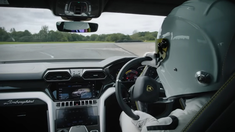 Ο Stig πάει τέρμα γκάζι με το κορυφαίο SUV