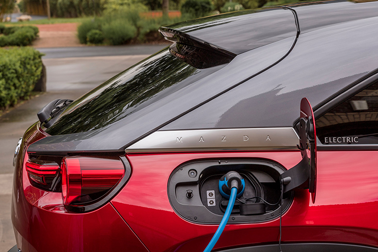 H φόρτιση των μπαταριών γίνεται. από μία απλή πρίζα, από wallbax ή από ταχυφορτιστή...