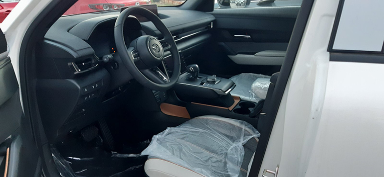 Το εσωτερικό του MX-30 με τα προστατευτικά όπως έχει έρθει από το εργοστάσιο.