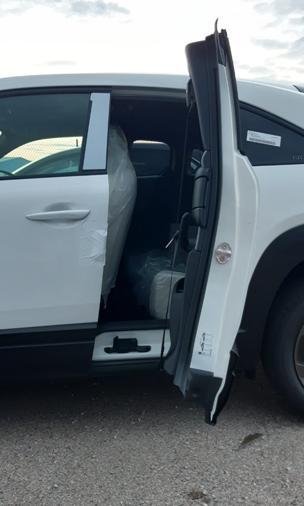 Οι πίσω πόρτες ανοίγουν με αυτόν τον τρόπο...