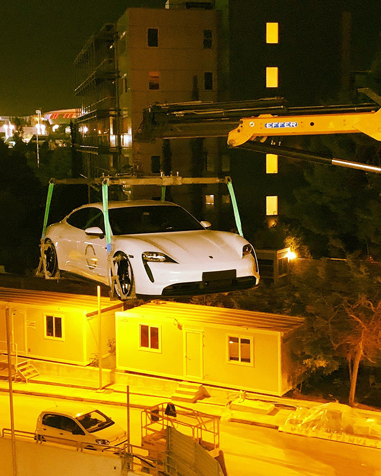 Η Porsche Taycan έπρεπε να βρεθεί στον... αέρα για να τοποθετηθεί εντός του Golden Hall.