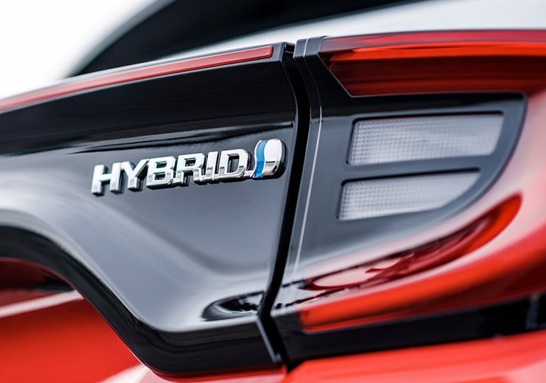 Η υβριδική έκδοση του Yaris μπορεί να κινήσει το αμάξωμα για αρκετή ώρα μόνο ηλεκτρικά και έως τα 130 χλμ./ώρα