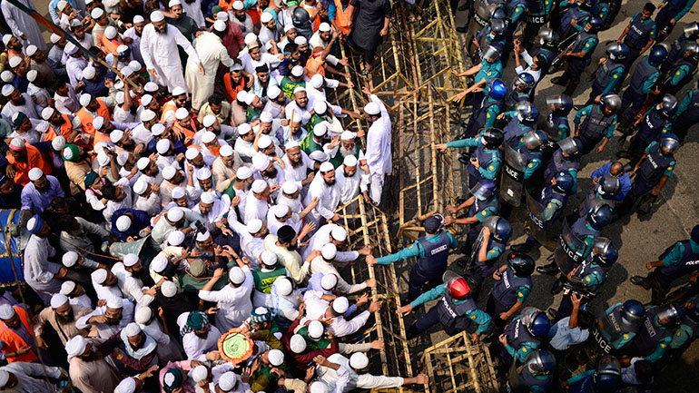 Μπανγκλαντές: Δεκάδες χιλιάδες μουσουλμάνοι διαδήλωσαν κατά του Μακρόν
