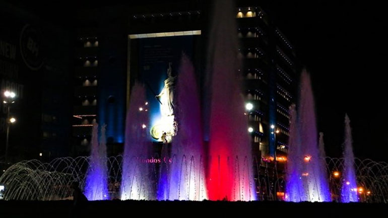 Στα χρώματα της Γαλλίας το σιντριβάνι στην Πλατεία Ομονοίας