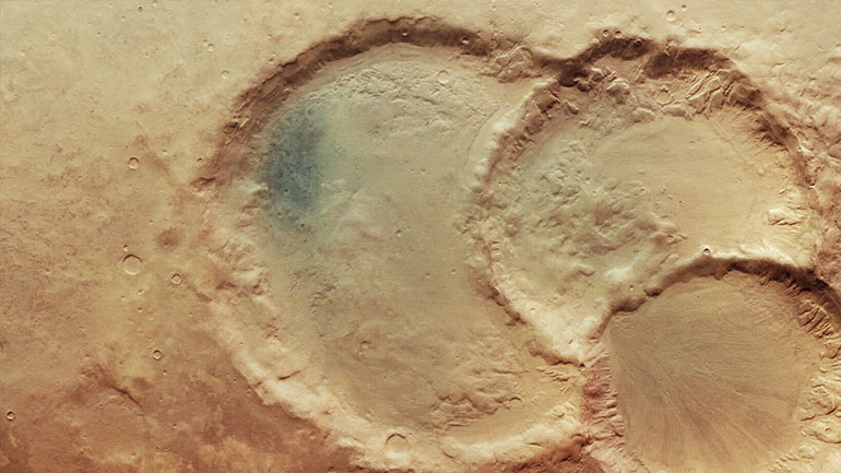 Ένα σπάνιο εντυπωσιακό τριπλό κρατήρα φωτογράφισε στον Άρη το Mars Express