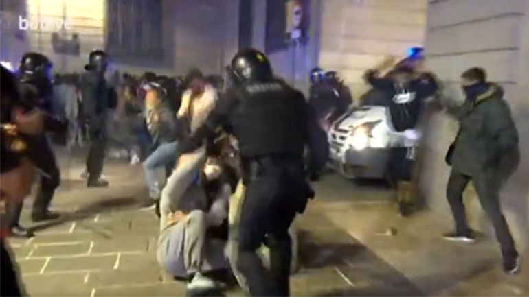 Συγκρούσεις μεταξύ αστυνομικών και διαδηλωτών στη Βαρκελώνη