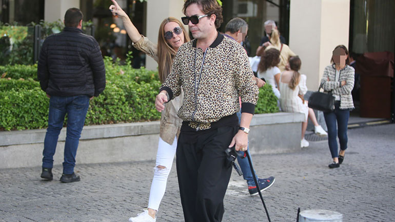 Γιώργος Μαζωνάκης: Stylish εμφάνιση στο κέντρο της πόλης με τον τετράποδο φίλο του