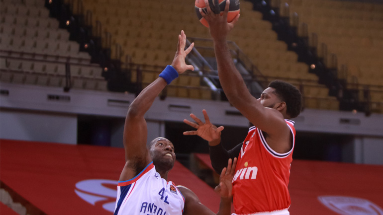 Δεύτερη σερί ήττα για τον Ολυμπιακό, έχασε με 84-79 από την Εφές στο ΣΕΦ