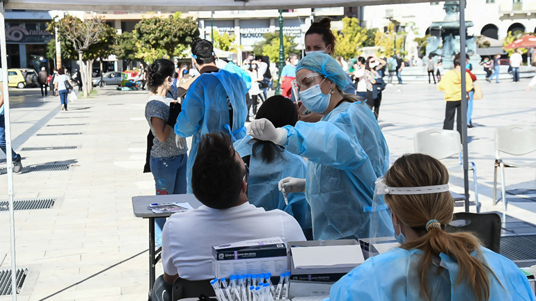 Τραγικό ρεκόρ με 2056 κρούσματα κορωνοϊού