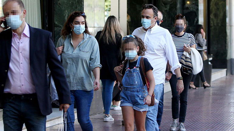 Χρήστος Χωμενίδης: Βόλτα στο κέντρο της πόλης με τη Γωγώ Μπρέμπου και τη μικρή Νίκη