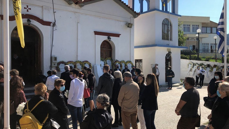 Σάμος: Συγκλονιστικές στιγμές στην κηδεία του Άρη Σάμος: Συγκλονιστικές στιγμές στην κηδεία του Άρη