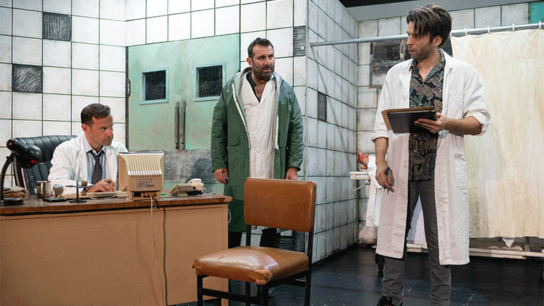 «Αξύριστα Πηγούνια» στο Θέατρο Μικρό Χορν