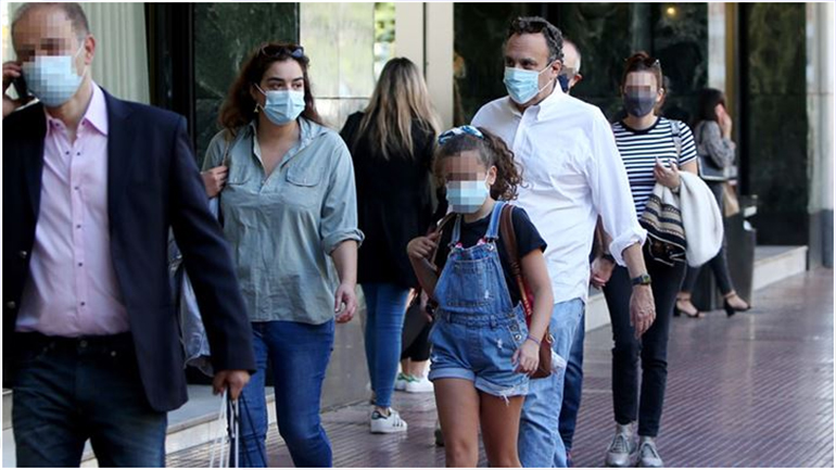 Χρήστος Χωμενίδης: Βόλτα στο κέντρο της πόλης με την Γωγώ Μπρέμπου και τη μικρή Νίκη