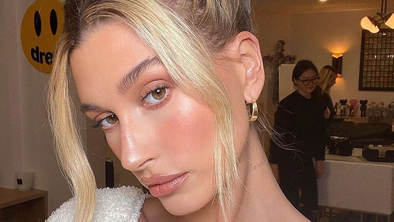 Το beauty product της Hailey Bieber για γεμάτα φρύδια που μπορείτε να αποκτήσετε με μόλις 5 ευρώ
