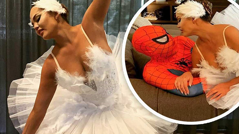Η Chrissy Teigen μεταμορφώθηκε σε μπαλαρίνα από την ταινία «Black Swan»