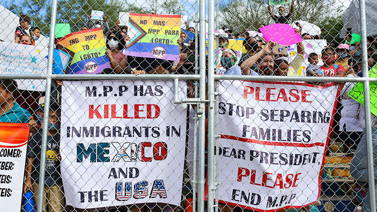 Μεξικό: Διαδηλωτές έκαψαν πινιάτα που αναπαριστούσε τον Τραμπ