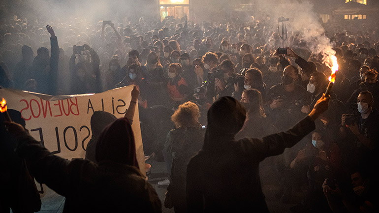 Ισπανία: Επεισόδια, τραυματισμοί και προσαγωγές – Συνεχίζονται οι διαμαρτυρίες για τα μέτρα κατά της πανδημίας