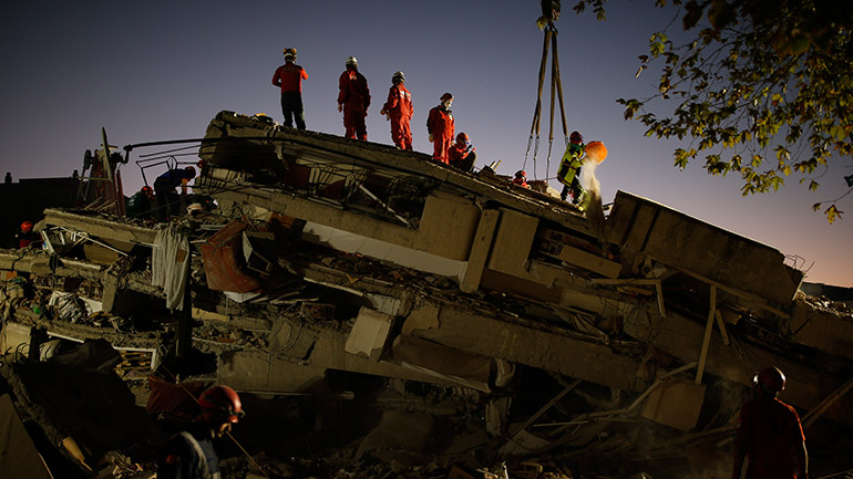 Τουρκία: Τουλάχιστον 62 οι νεκροί και 940 οι τραυματίες από τον σεισμό