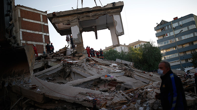 Τουρκία: Ένας 70χρονος ανασύρθηκε από τα ερείπια κτηρίου 33 ώρες μετά τον σεισμό