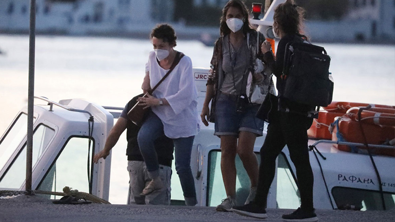 Οι πρώτες φωτογραφίες της Olivia Colman στις Σπέτσες Οι πρώτες φωτογραφίες της Olivia Colman στις Σπέτσες