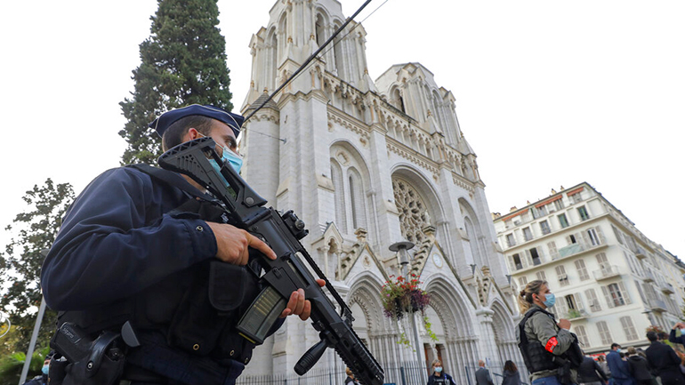 Eπίθεση στη Γαλλία: Τρεις άνδρες αφέθηκαν ελεύθεροι, ανακρίθηκε Τυνήσιος