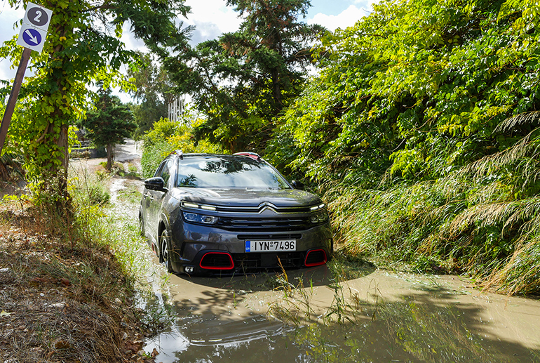 Δεν υπάρχει ωραιότερο πράγμα από ένα... λασπόλουτρο με το αυτοκίνητο (στη φωτό το Citroen C5 Aircross)