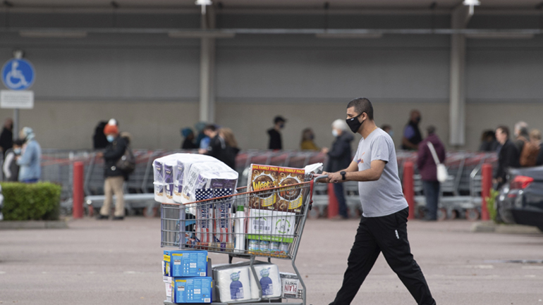 Άδειασαν τα ράφια των σούπερ μάρκετ μετά το lockdown οι Βρετανοί