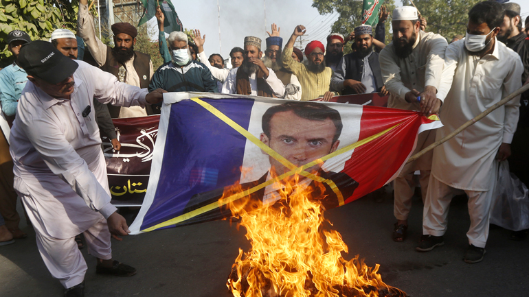 Απειλές της Αλ Κάιντα κατά Μακρόν: Εκδίκηση σε «όποιον προσβάλλει τον προφήτη Μωάμεθ»