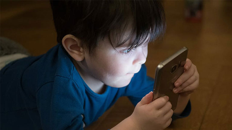 Πώς τα κινητά τηλέφωνα άλλαξαν τη ζωή των παιδιών μας