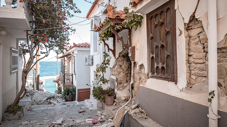 Σάμος: 300 κτήρια προσωρινά μη κατοικήσιμα στο νησί – Συνεχίζονται οι έλεγχοι