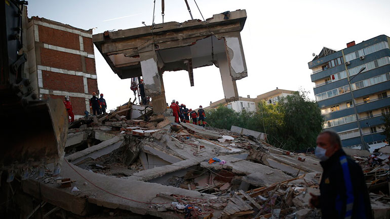 Σμύρνη: «Μαμάαααααα… Άκουσα τη φωνή του γιου μου μέσα από τα συντρίμμια»