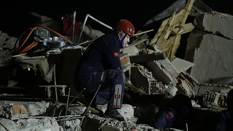 Τουρκία: Tρίχρονο κορίτσι διασώθηκε 65 ώρες μετά τον σεισμό – Στους 79 οι νεκροί