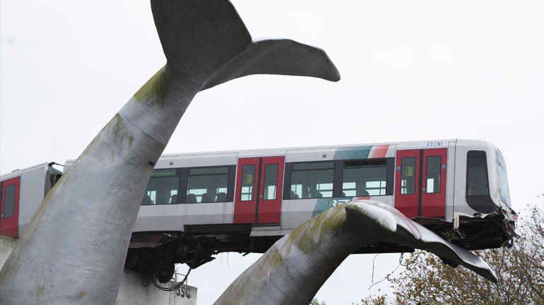 Ολλανδία: Εκτροχιάστηκε συρμός του μετρό και «προσγειώθηκε» πάνω… σε γλυπτό
