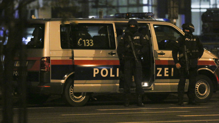 Επίθεση στη Βιέννη: Τουλάχιστον ένας από τους δράστες διαφεύγει τη σύλληψη