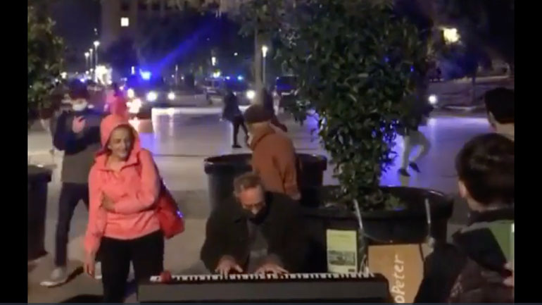 Ένας αδιάφορος πιανίστας κατά τη διάρκεια διαδηλώσεων