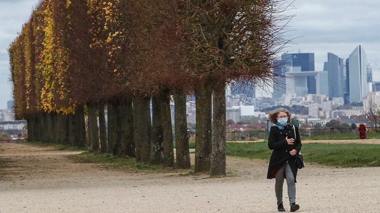 Γαλλία: Κάθε 30 δευτερόλεπτα ένας Παριζιάνος μολύνεται με Covid-19