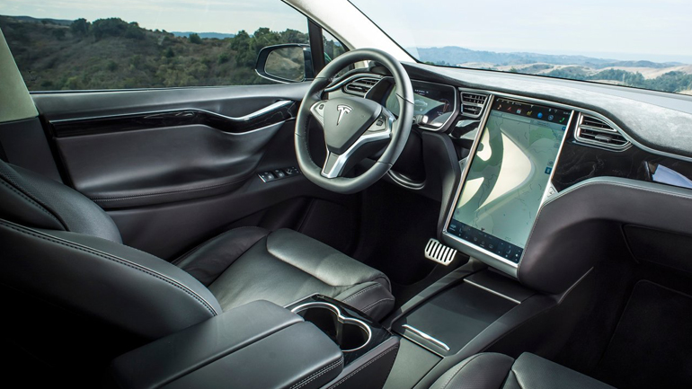 Η Tesla ζητά 500 δολάρια για να βάλει ραδιόφωνο στα αυτοκίνητα