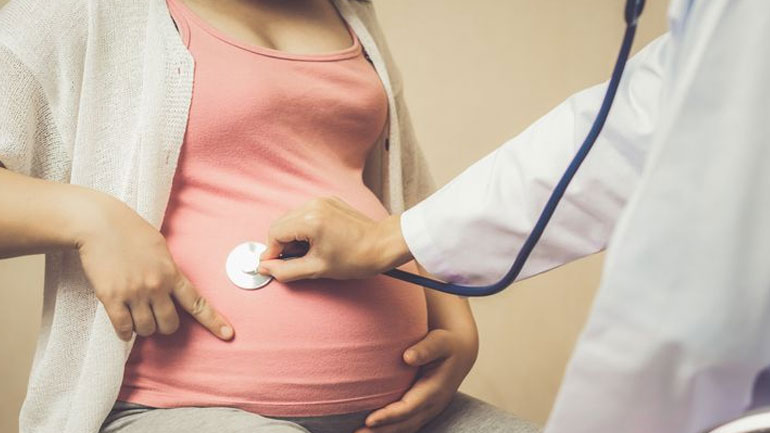 Οι έγκυες με κορωνοϊό κινδυνεύουν περισσότερο να γεννήσουν πρόωρα