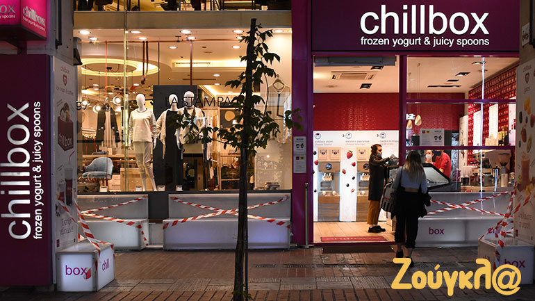 Κατάστημα στο Μοναστηράκι, που κατεβάζει ρολά λόγω κορωνοϊού