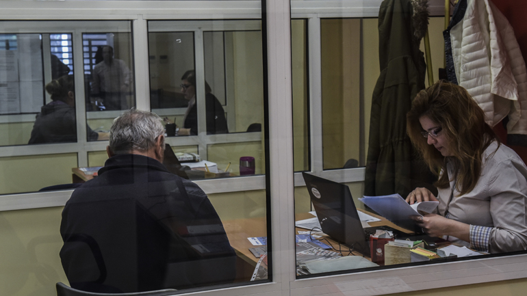 Τηλεργασία άνω του 50% για τους δημοσίους υπαλλήλους στις «κόκκινες» περιοχές