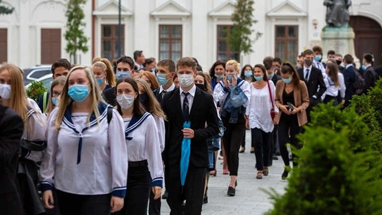 Ουγγαρία: Η κυβέρνηση κλείνει τα μπαρ και επιβάλλει νυχτερινή απαγόρευση της κυκλοφορίας