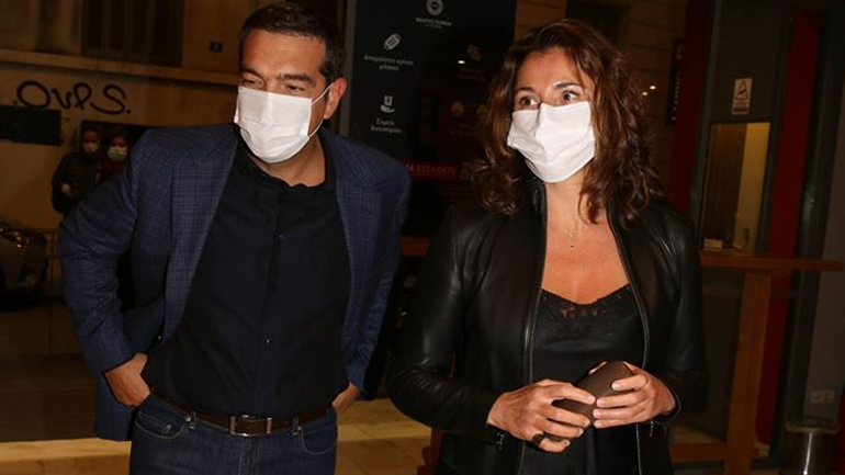 Μπέτυ Μπαζιάνα: Stylish εμφάνιση στο πλευρό του Αλέξη Τσίπρα στο θέατρο