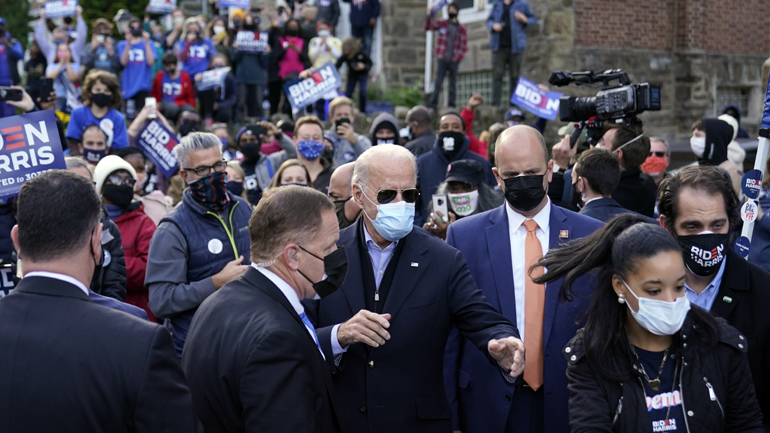 Εκατοντάδες υποστηρικτές του Μπάιντεν έχουν συγκεντρωθεί δίπλα στον Λευκό Οίκο