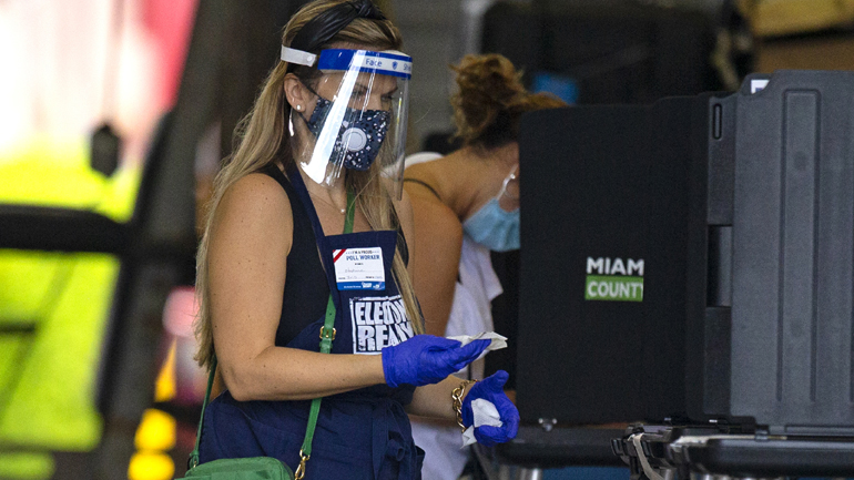 Μάχη στήθος με στήθος δίνουν Τραμπ και Μπάιντεν στη Φλόριντα