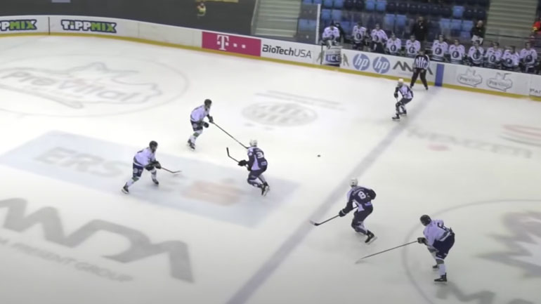 Παίκτης χόκεϊ σπάει το προστατευτικό τζάμι της πίστας